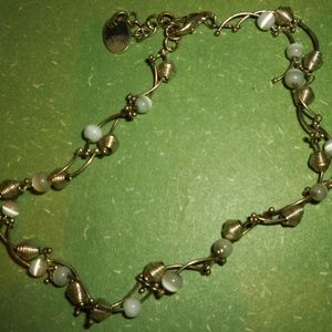 CHARMING ICING BRACELET WAVED SPRING METAL & WHITE BEADS